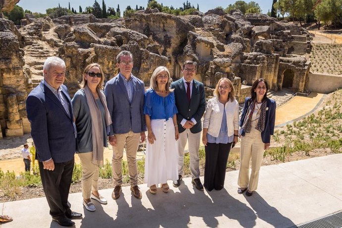 Cultura rehabilita y abre al público el sector oeste del anfiteatro de Itálica.