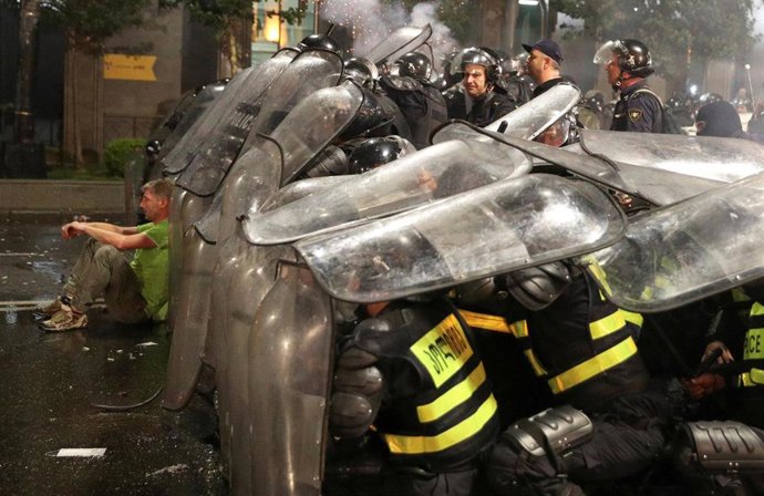 Antidisturbios durante la manifestación contra una delegación rusa en Georgia