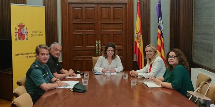 Delegada del Gobierno en Baleares, Rosario Sánchez, reunida con la Policía y la Guardia Civil