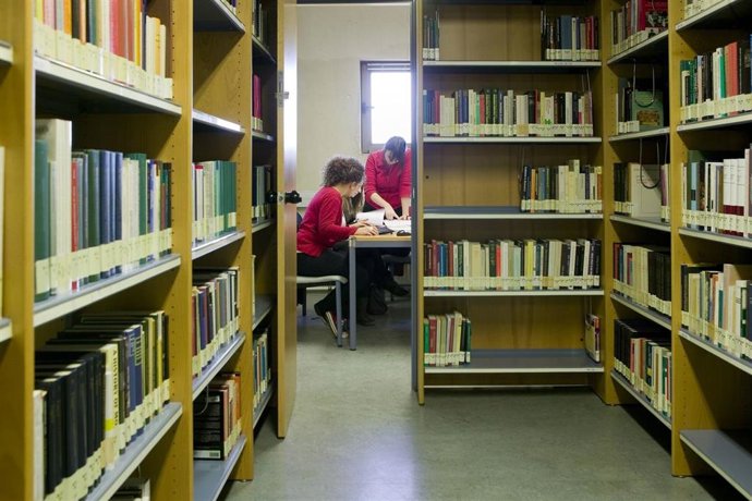 Estudiantes, en la Biblioteca de la UPNA.