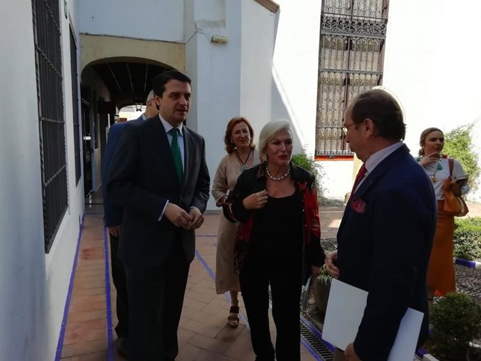 El alcalde de Córdoba, José María Bellido (izda.), en el Museo de Julio Romero de Torres