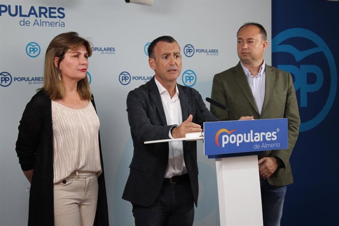 Rosalía Espinosa (i), Pablo Venzal (c) y Ramón Herrera (d), hoy en rueda de prensa