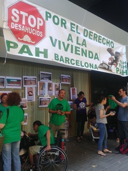 La PAH ocupa l'Institut Municipal de Serveis Socials de Barcelona per demanar "reallotjaments dignes"