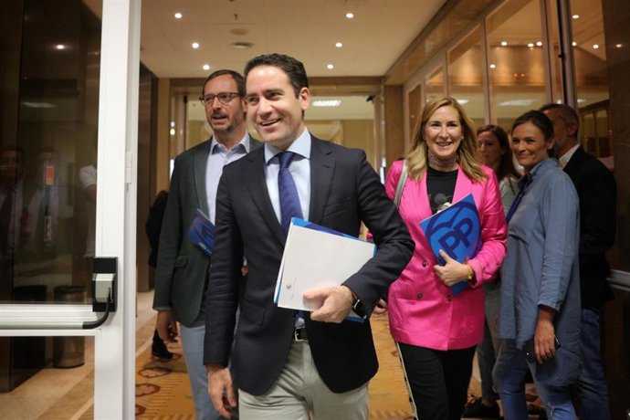(I-D) El vicesecretario general del PP, Javier Maroto; el secretario general del PP, Teodoro García Egea; y la presidenta del PP en Navarra, Ana Beltrán, llegan a su reunión con VOX en el Congreso de los Diputados.