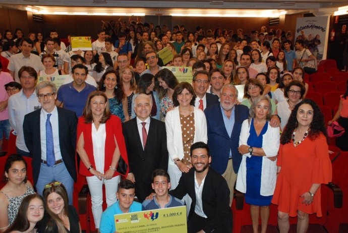 Foto de familia de entrega de los premios 'El Audiovisual en la Escuela'.