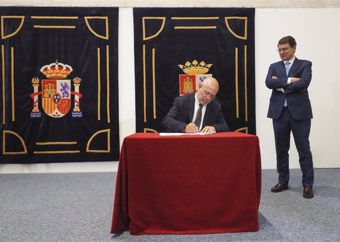 El candidato del PP a la Presidencia de Castilla y León, Alfonso Fernández Mañueco (i); y el candidato de Ciudadanos a la Junta de Castilla y León, Francisco Igea (d) durante la firma del acuerdo de gobierno.