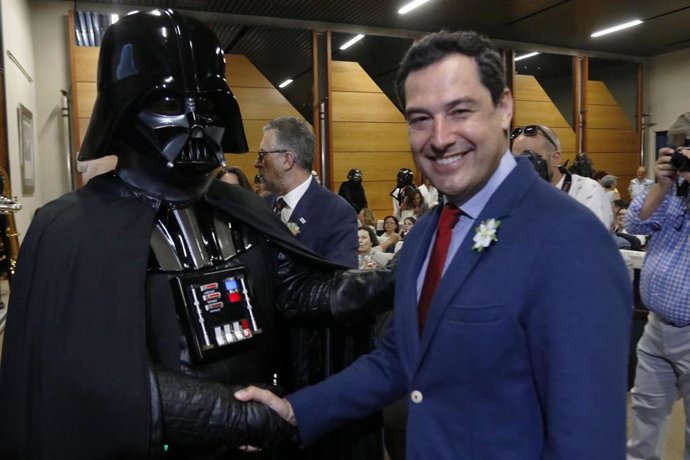 Juanma Moreno en el acto de presetnación del piso de nave espacial para niños enfermos de cáncer