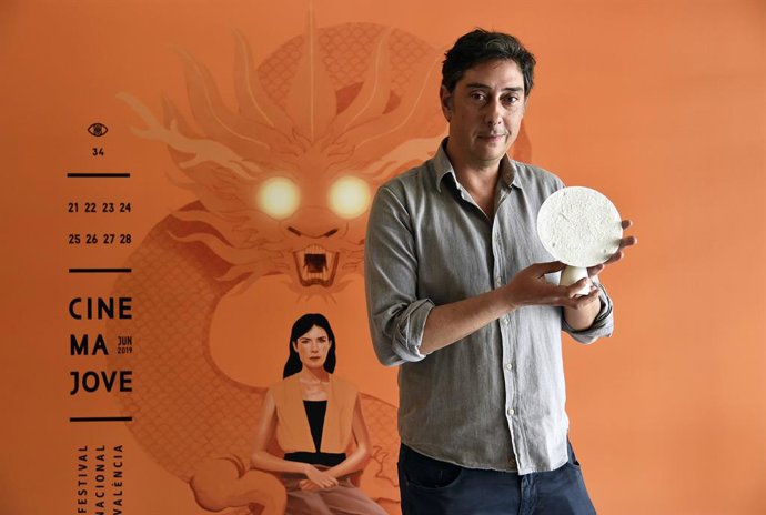 Miguel Gomes con el premio Lluna de Valncia.