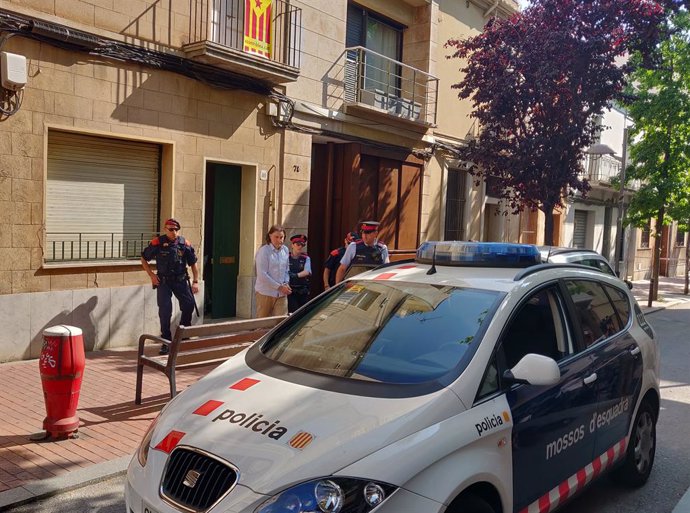 Els Mossos s'emporten del pis de Terrassa l'autor confés del crim de la seva exparella