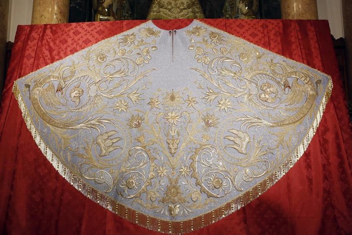 El manto de los dragones restaurado por la Basílica