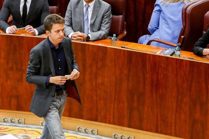 El candidato de MásMadrid a la presidencia de la Comunidad de Madrid, íñigo Errejón, durante su turno de votación para elegir al presidente de la Asamblea de Madrid.