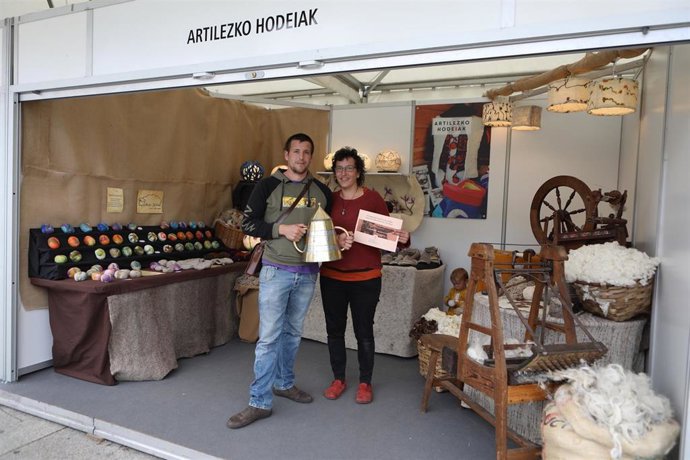Ojer  y Flores posan en stand premiado.