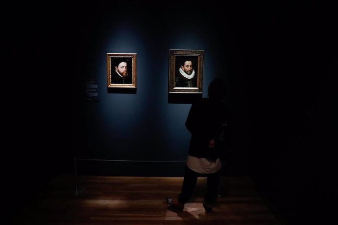 Dos retratos de la exposición 'Velázquez, Rembrandt, Vermeer. Miradas afines' en el Museo Nacional del Prado.