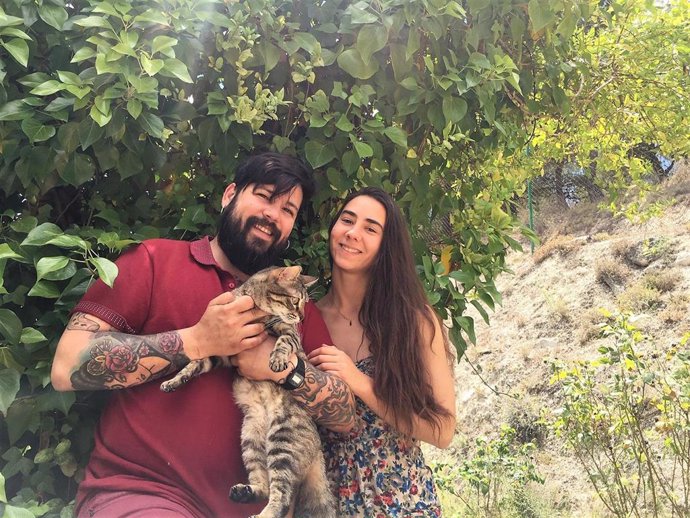 Samuel Urtxaga y Mar Outon, junto a uno de sus gatos en su finca en Borja, donde han emprendido un negocio de diseño y creatividad y colaboran con el proyecto Jóvenes Dinamizadores Rurales.