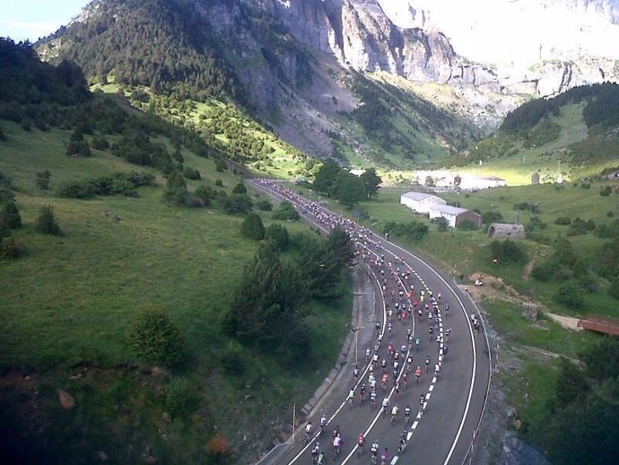 Vista aérea de prueba ciclista en montaña QH