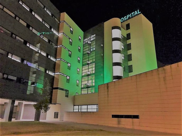 El Hospital San Cecilio de Granada iluminado de verde