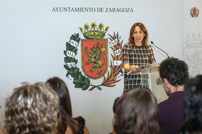 Natalia Chueca entrega las placas acreditativas de adhesión a STARS (Sustainable Travel Acreditation and Recognition for Schools)