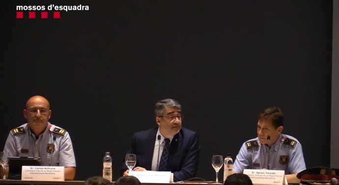 El jefe de Mossos en Barcelona, el comisario Carles Anfruns; el director general de Mossos, Andreu Martínez, y el subjefe de Mossos en Barcelona, el intendente Ignasi Teixidó, en el acto de bienvenida a los nuevos mossos en Barcelona.
