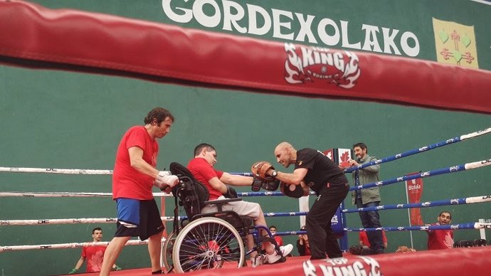 Personas con discapacidad de centros forales vizcaínos celebran una jornada reivindicativa con el boxeo de protagonista