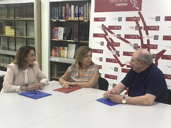 De Izquierda a Derecha : Pilar López Pina, Vicedecana Ordenación Académica, Maribel Sánchez Mora, Decana de la Facultad y Ángel Pascual, Director de la Cátedra, en la primera reunión de puesta en marcha