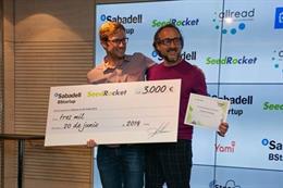 Adriaan Landman, COO dAllRead, y Miguel-Constenla, CEO, reciben el premio a la mejor startup