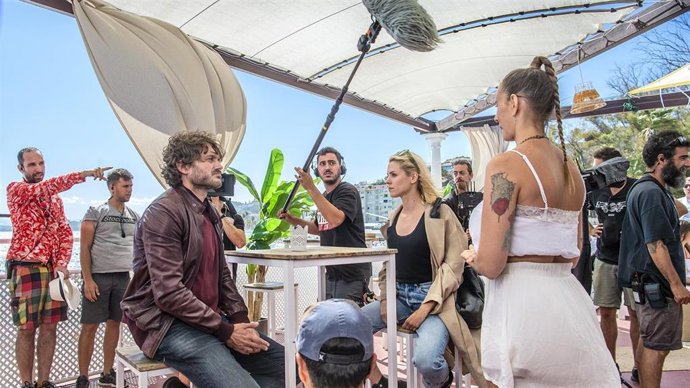 Los actores Salva Reina y Maggie Civantos en el rodaje de 'Malaka'