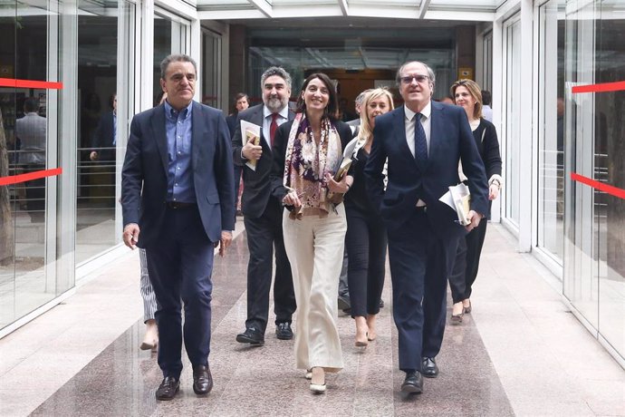 El candidato del PSOE a la presidencia de la Comunidad de Madrid, Ángel Gabilondo (1d), a su salida de la sesión Constitutiva de la XI Legislatura de la Asamblea de Madrid.