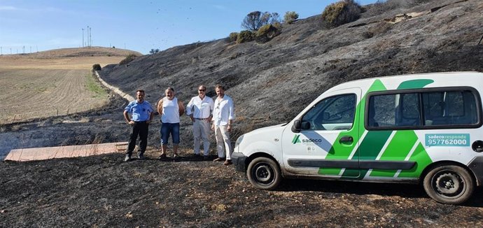 David Dorado (dcha.) en la zona afectada por el incendio próxima al vertedero de El Lobatón