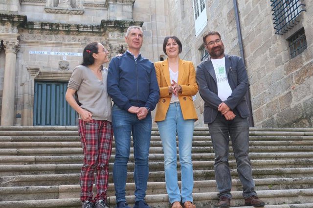 Segunda por la derecha, la portavoz nacional del BNG, Ana Pontón.