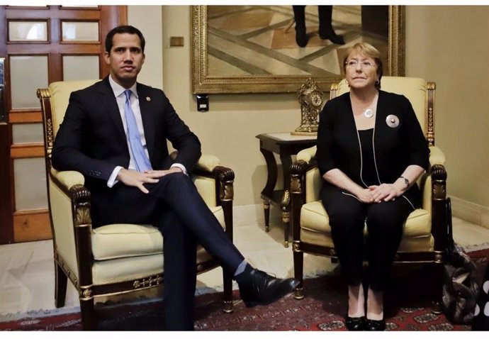 El autoproclamado "presidente encargado" de Venezuela, Juan Guaidó, y la Alta Comisionada de Naciones Unidas para los Derechos Humanos, Michelle Bachelet