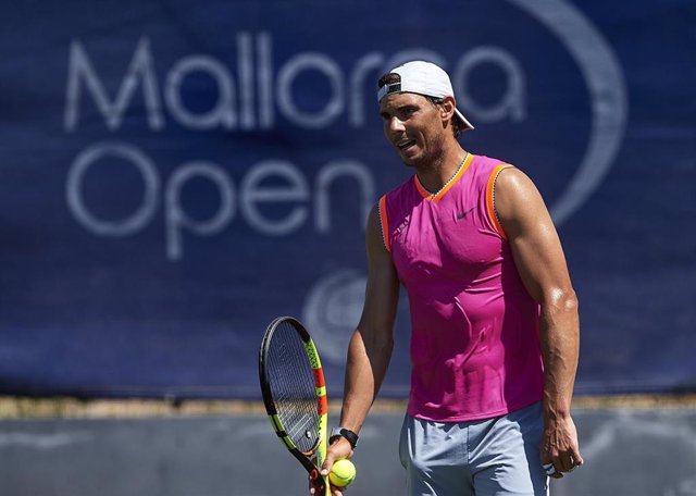 Rafa Nadal se entrena en las pistas de hierba del Mallorca Open