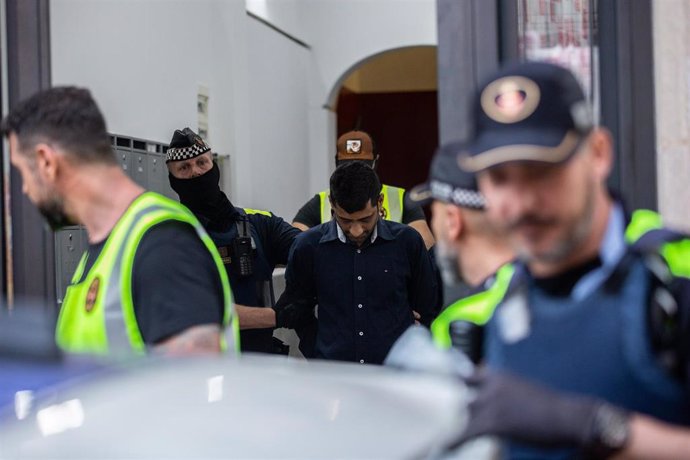 Uno de los detenidos en la macrooperación contra el narcotráfico en la que han intervenido 1.000 agentes realizada en el Raval de Barcelona.