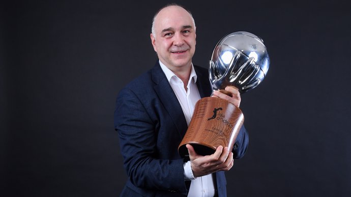 El entrenador del Real Madrid, Pablo Laso, con el trofeo de campeón de la Liga Endesa 2018/19.