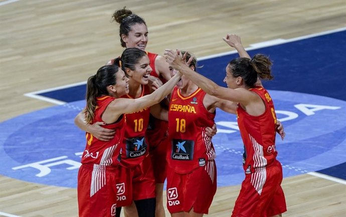Varias jugadoras de la selección española de baloncesto celebran una victoria.