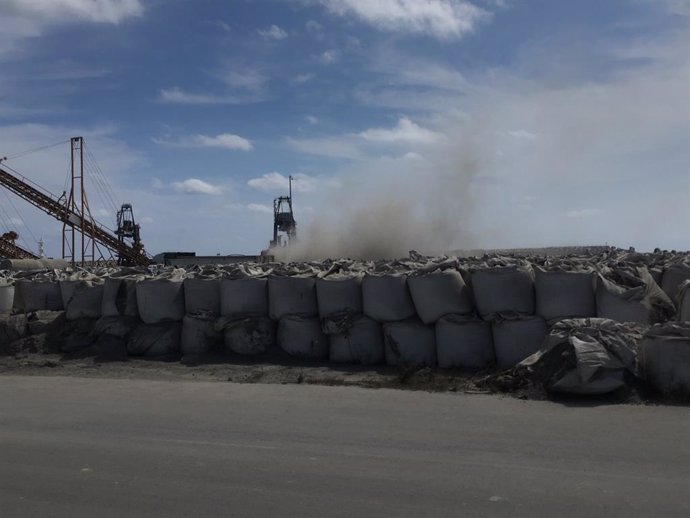 Ecologistas pide a Fiscalía que investigue si carga de graneles en el puerto de Carboneras "incumple la ley"