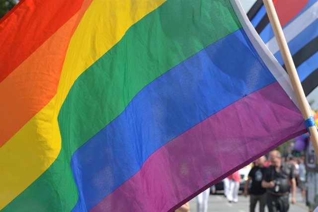 Bandera arcoíris del colectivo LGTBI en una manifestación. Gay, lesbiana, trans, bisexual, homofobia, transfobia, lesbofobia