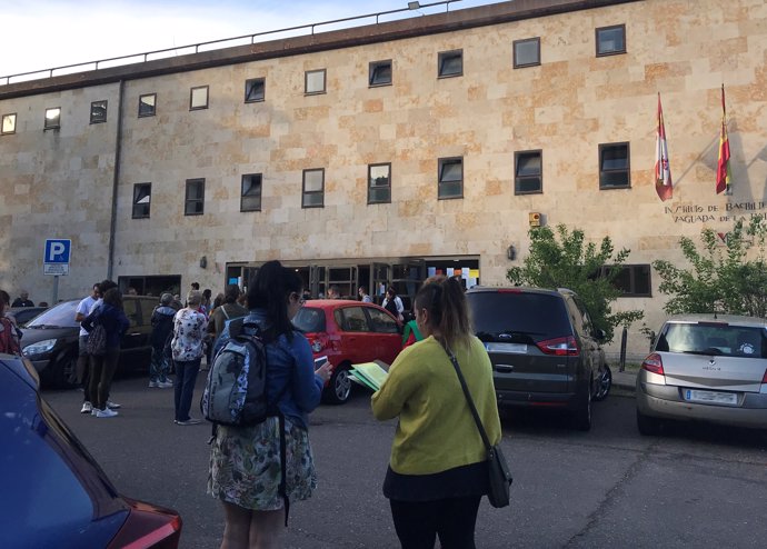 Los opositores a la entrada hoy en una de las sedes en Salamanca