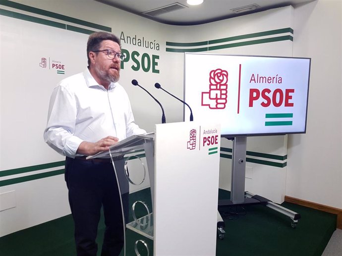 El portavoz adjunto del Grupo Parlamentario Socialista, Rodrigo Sánchez Haro, en rueda de prensa