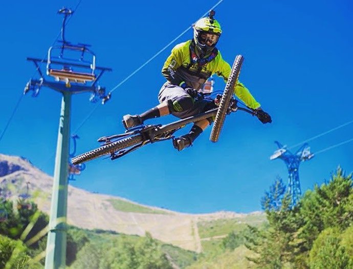 Un visitante de la estación de La Pinilla en bici de montaña