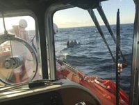 Rescatan a ocho hombres de una patera tipo 'toy' a la deriva en el Estrecho