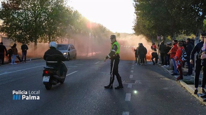 Imagen de un operativo de la Policía Local de Palma previo a un partido del RCD Mallorca.
