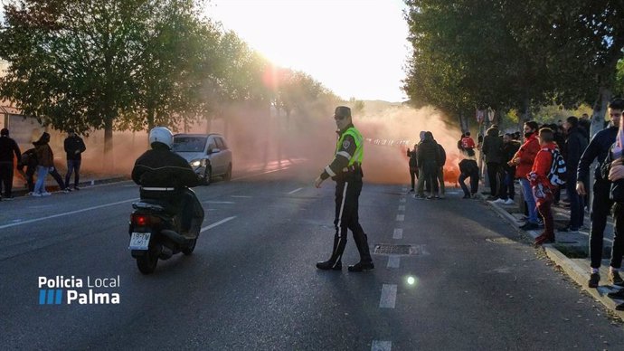 Imatge d'un operatiu de la Policia Local de Palma previ a un partit del RCD Mallorca.