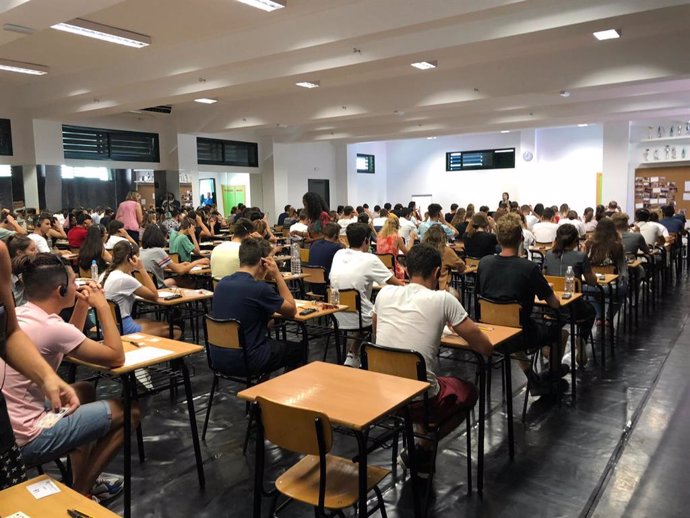 Estudiantes realizan un exámen de Cambridge en un centro examinador de Exams Andalucía