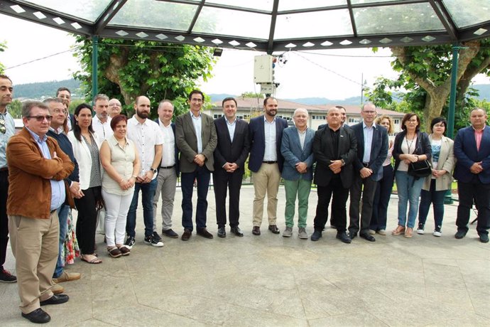 El presidente de la Diputación, Valentín García, con los representantes de los ayuntamientos por los que pasa el Camino Inglés