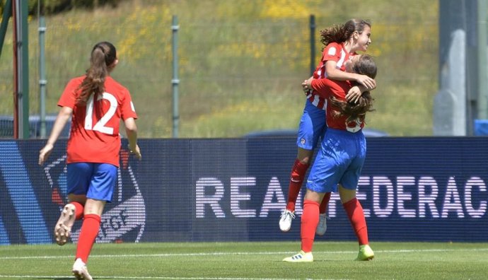 Varias jugadoras del Atlético de Madrid celebran un gol durante un partido de LaLiga Promises Femenina.