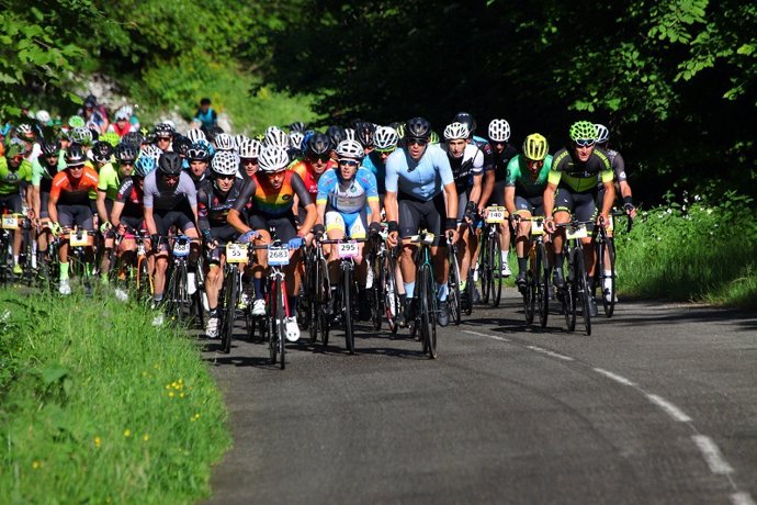 Más de 9.000 ciclistas participan en la XXIX edición de la Quebrantahuesos