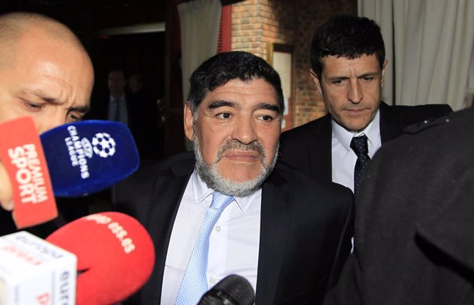  El pasado miércoles Diego Armando Maradona fue interrogado en el Hotel Mirasierra Suites por la supuesta agresión a su novia Rocío Oliva y después de que el director del hotel llamara a la Policía informado por la propia agredida de una pelea con su pa