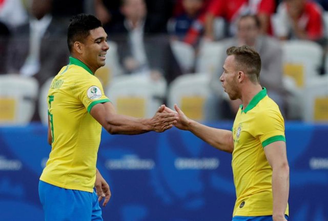 Casemiro y Arthur con la selección de Brasil