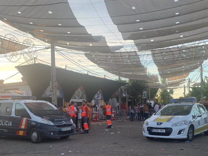 Efectivos de la Policía Nacional y Local y voluntarios de Cruz Roja en el Ferial de Badajoz