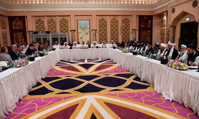 Negociadores estadounidenses y talibán en Qatar